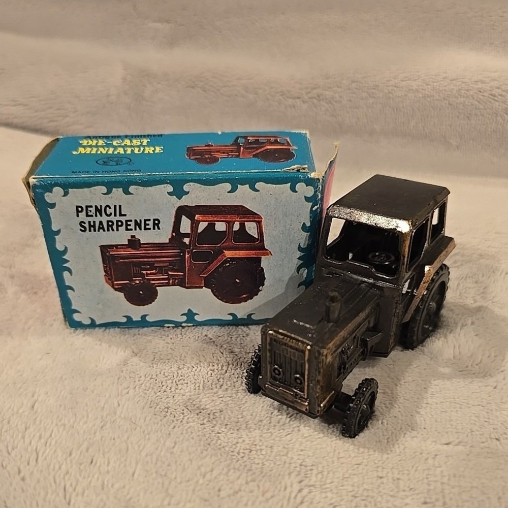 Vintage Die-Cast Miniature Tractor Pencil Sharpener No 9764 Hong Kong‎ with Box